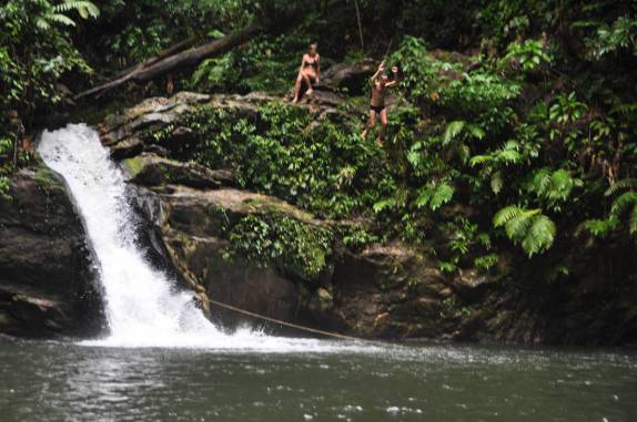 Saltando no poço da Cachoeira do Rio Seco, no Parque Nacional de Matura, em Trinidad